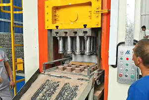 耐火磚壓力機(jī) 耐火磚壓力機(jī)