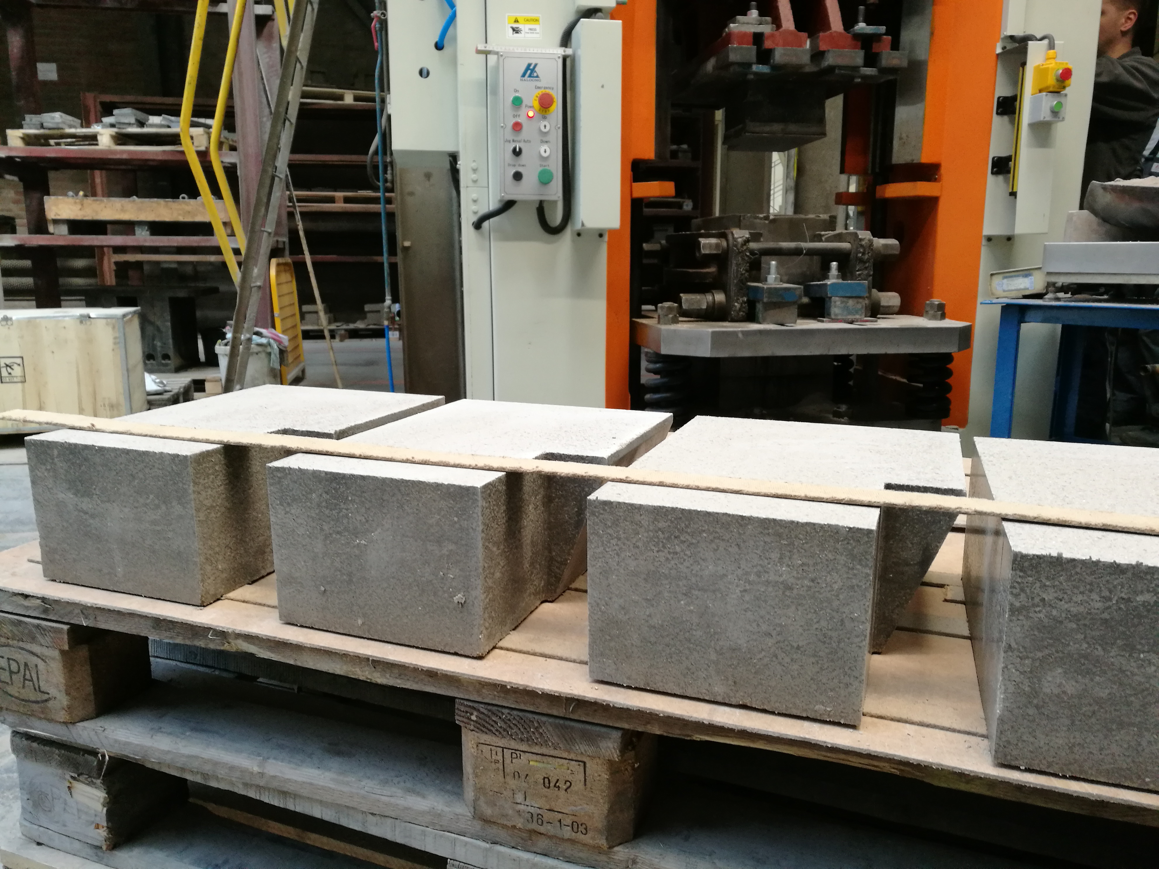 電動螺旋壓力機異型磚、特異型磚客戶現場